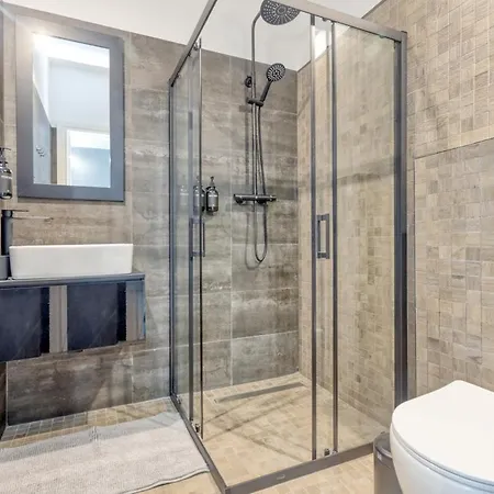 Cozy Designer Flat - Free Parking & Sauna